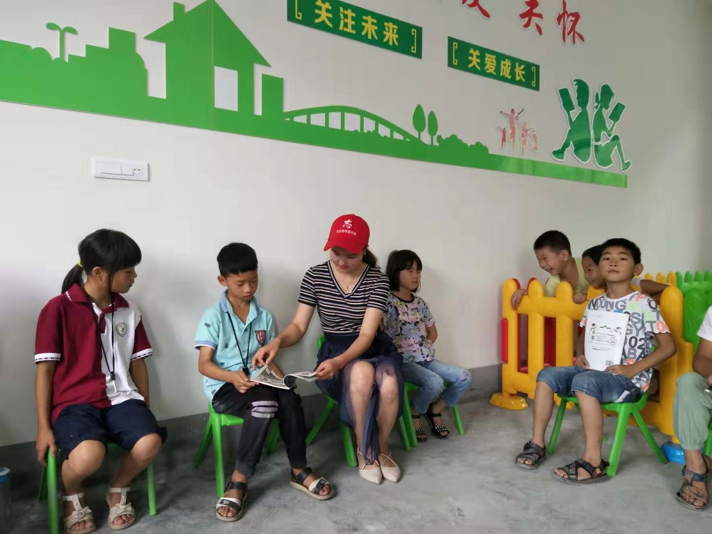 志愿者在安幼养老中心陪孩子们读书.jpg